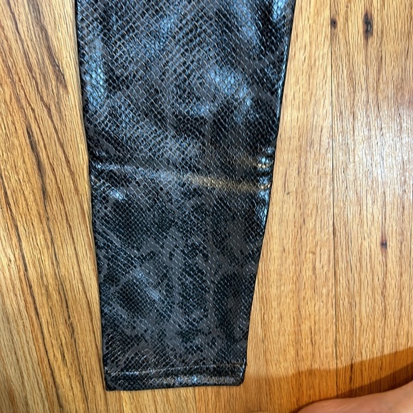 7 FOR ALL MANKIND Snake Printed Faux Leather Legging Pants Grey High Rise - Picture 5 of 11